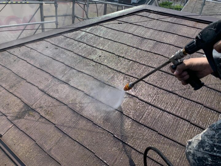 屋根高圧水洗浄状況