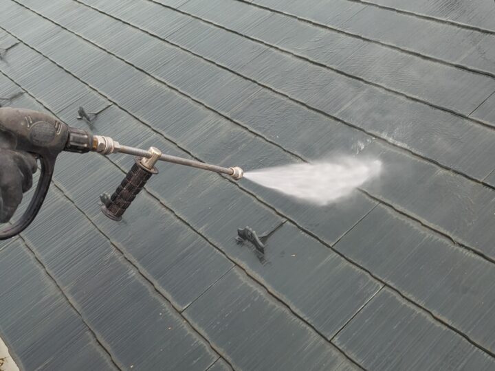 屋根　高圧水洗浄状況